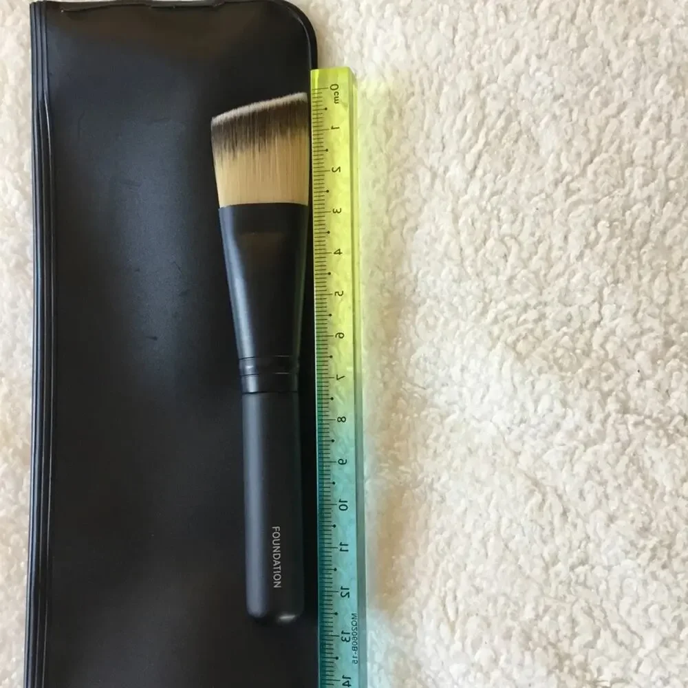 Le Métier de Beauté Flat Angled Foundation Brush